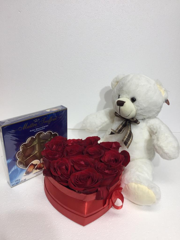 Caja corazn con 12 Rosas ms Bombones de 250 Grs y Peluche de 26 cm